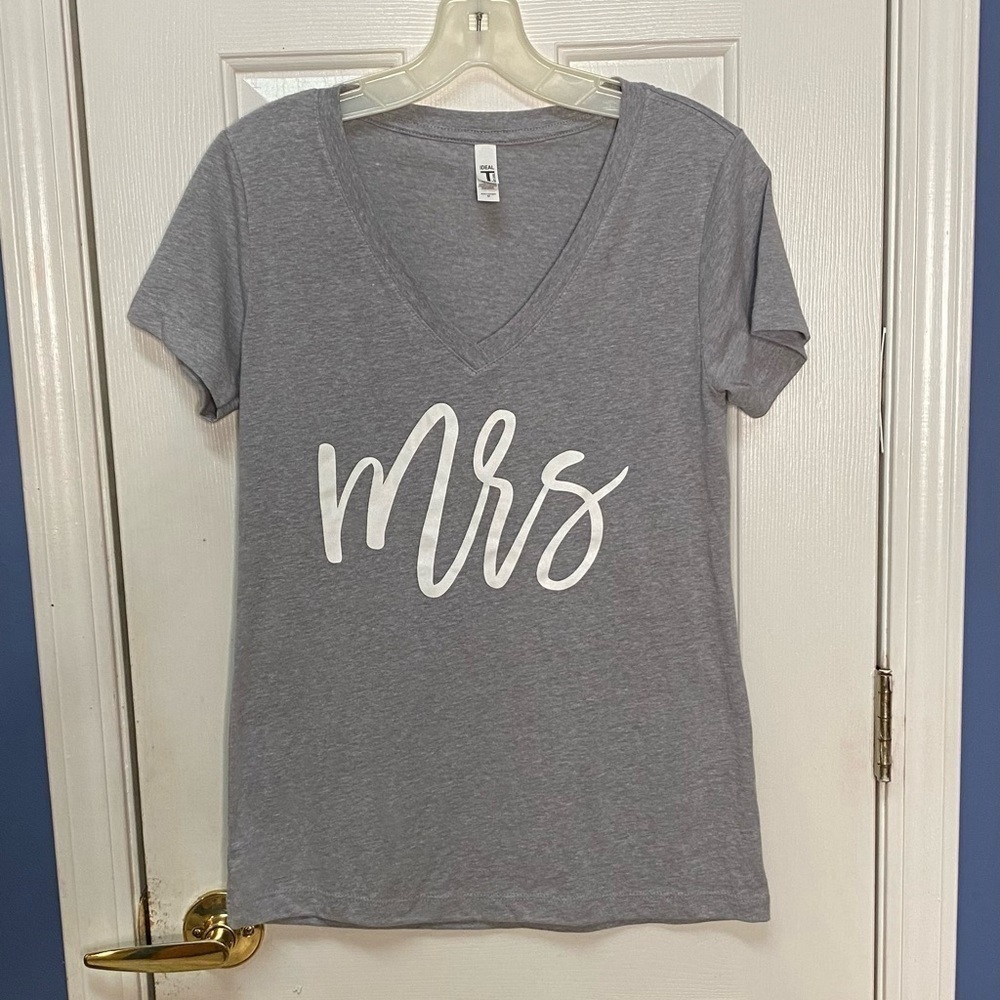 Mrs” Fancy Script Marriage Love Lover Relationship T Shirt Gray Size Medium.